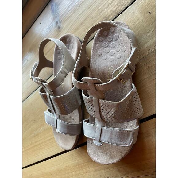 Vionic Women's Comfort Strappy Sandals. Metallic Gold. Size 7 - Picture 2 of 5